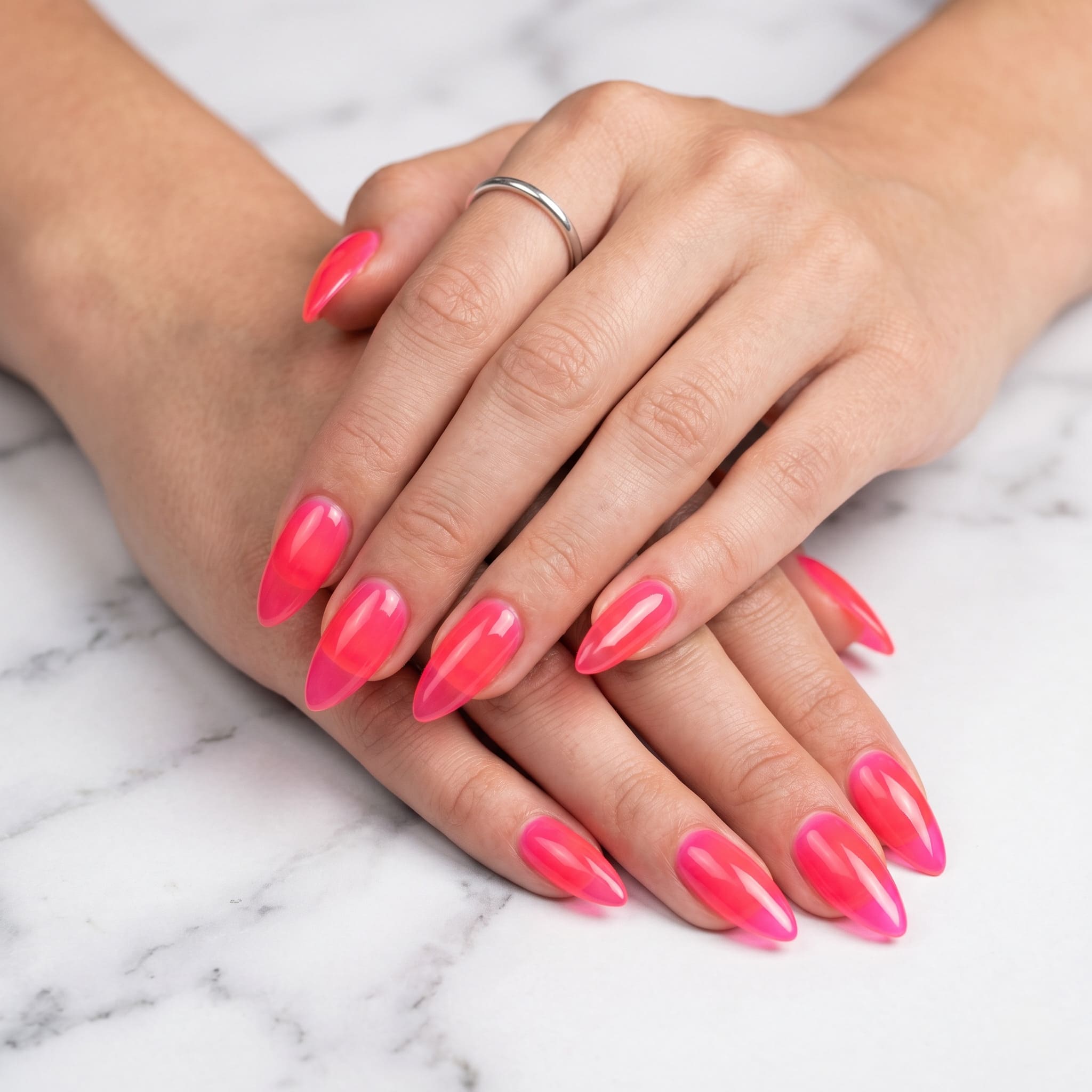 Neon pembe mercan jöle candy kalıcı oje uygulanmış bakımlı eller No.C01