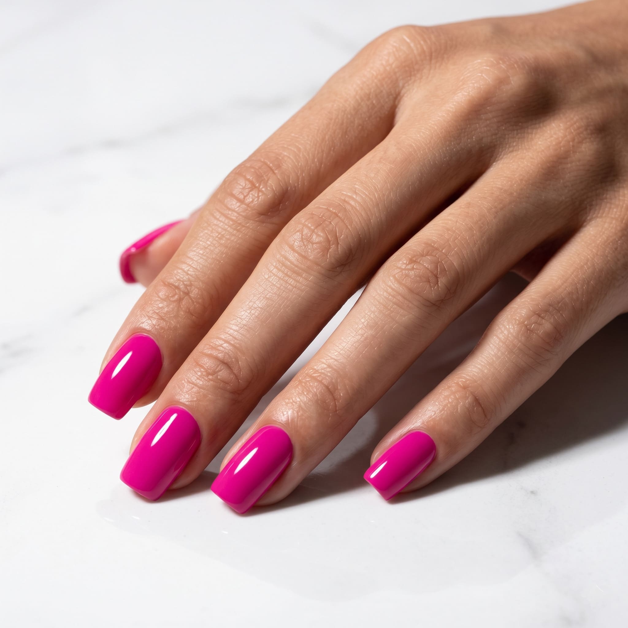 Canlı magenta pembe kalıcı oje uygulanmış bakımlı eller, No.137