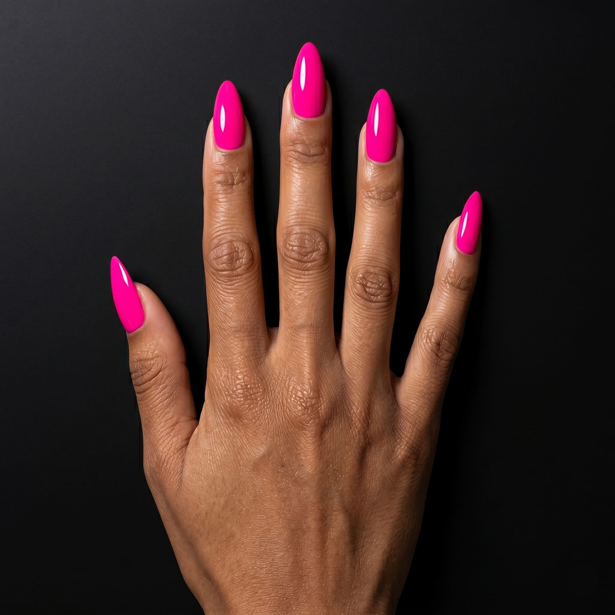 Neon fuşya pembe kalıcı oje uygulanmış bakımlı eller, No.138