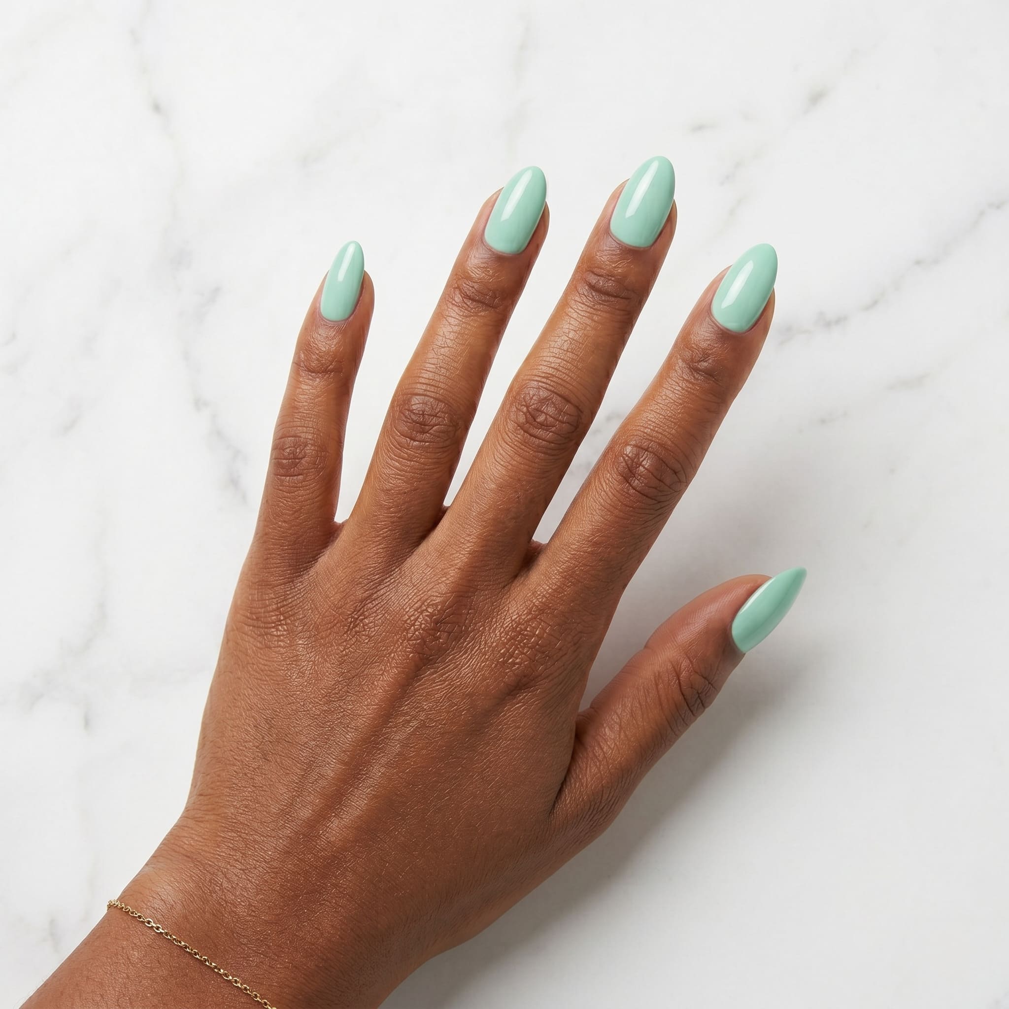 Pastel soft mint kalıcı oje uygulanmış bakımlı eller, No.204