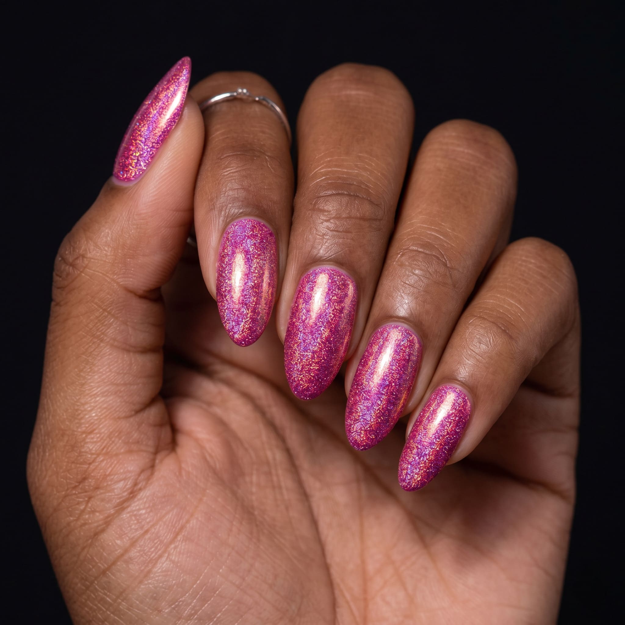 Canlı magenta pembe holografik disco kalıcı oje uygulanmış bakımlı eller No.DD08